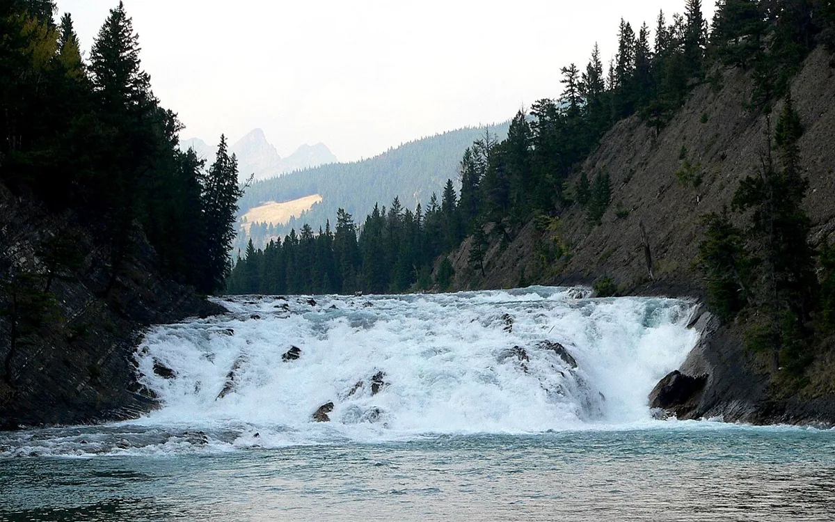 Bow Falls瀑布