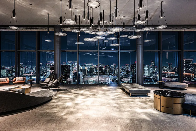 大阪 The Gate Hotel by HULIC高層大堂夜景（酒店官方網站圖片）